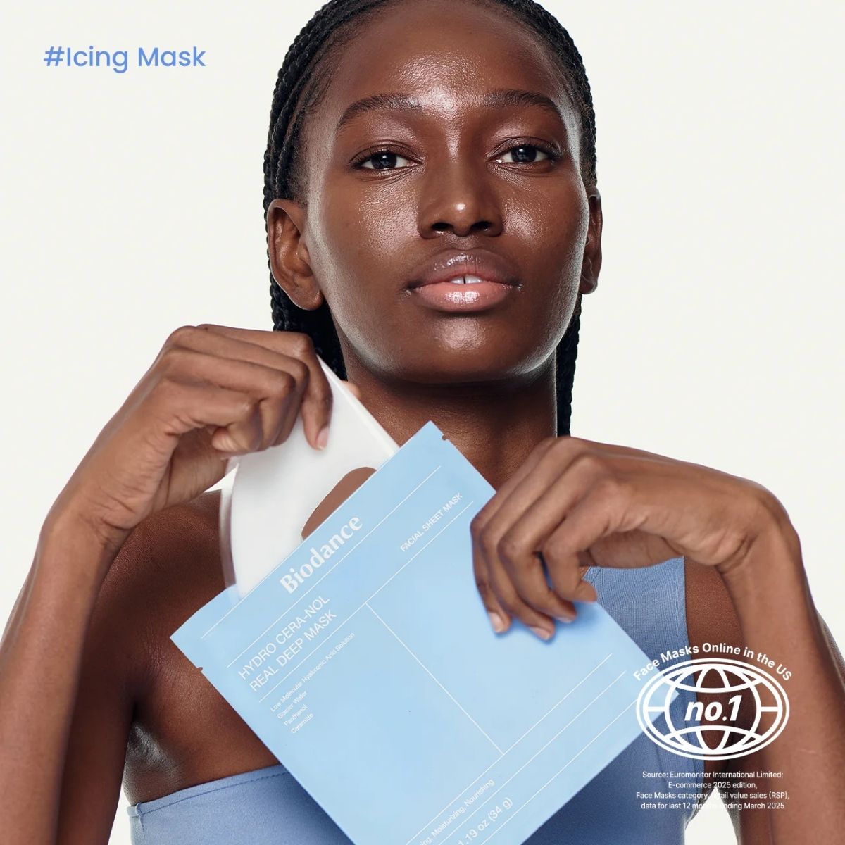 Model met Biodance Hydro Cera-nol Real Deep Mask hydrogelmasker