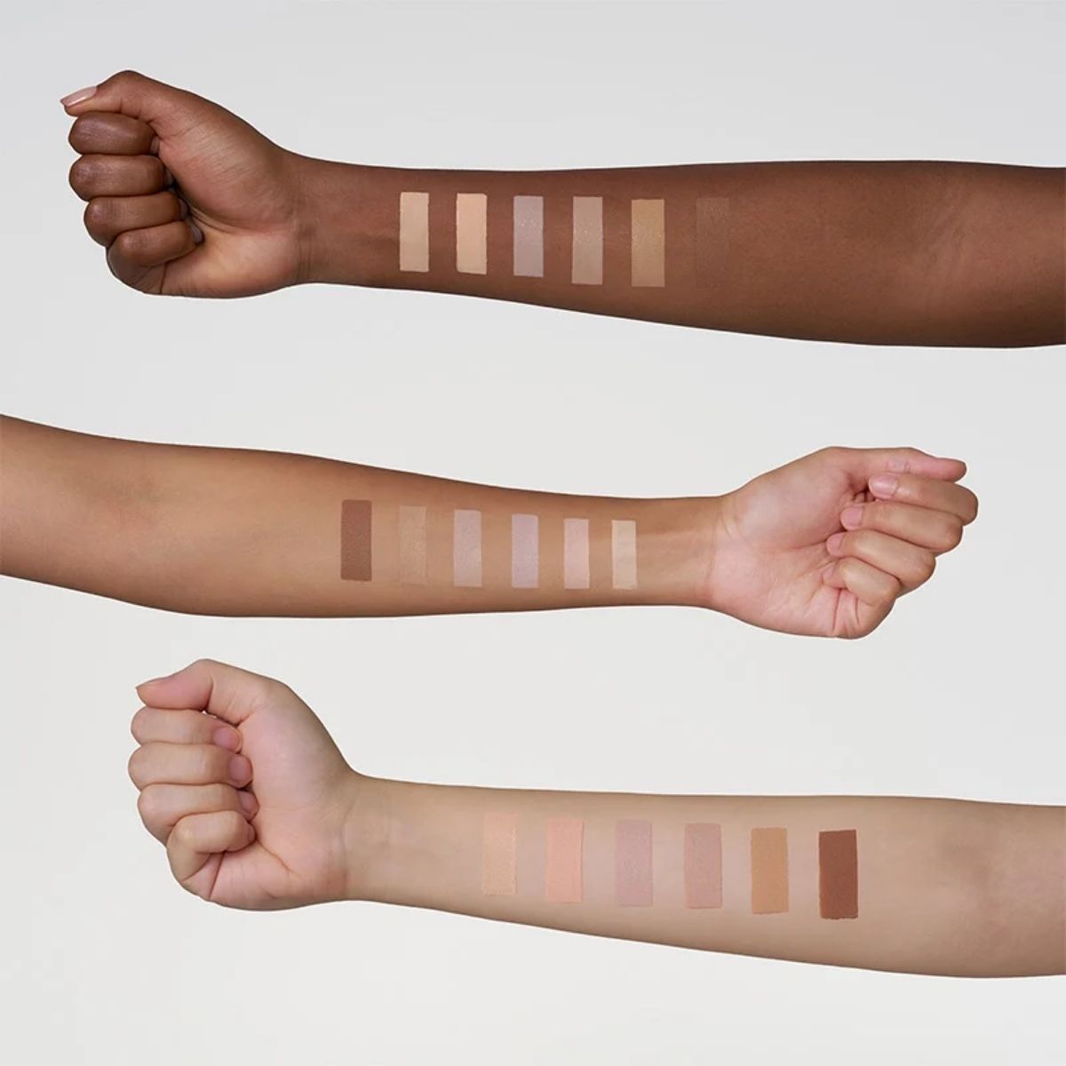Swatches van de Purito Wonder Releaf Centella BB Cream op verschillende huidtinten.