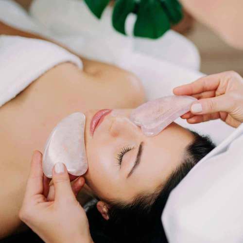 CRYSTALLOVE Gua Sha Rose Quartz Sfeerfoto 2