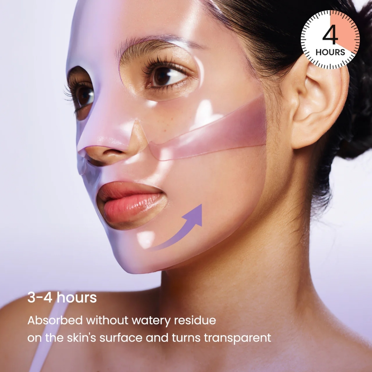 Model draagt de Biodance Rejuvenating Caviar PDRN Real Deep Mask tijdens het inwerken.