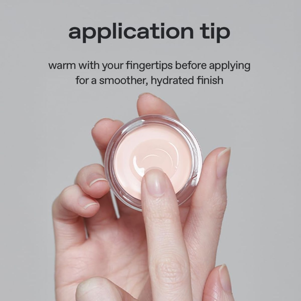 Warm de Glow Not Dry Dual Concealer op met je vingertoppen voor gebruik