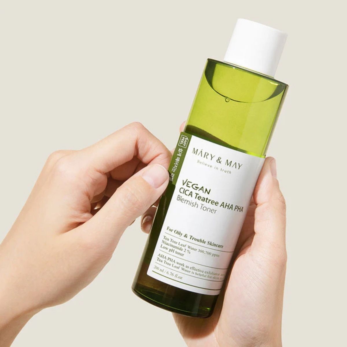Mary & May Vegan Cica Tea Tree AHA PHA Blemish Toner in de hand