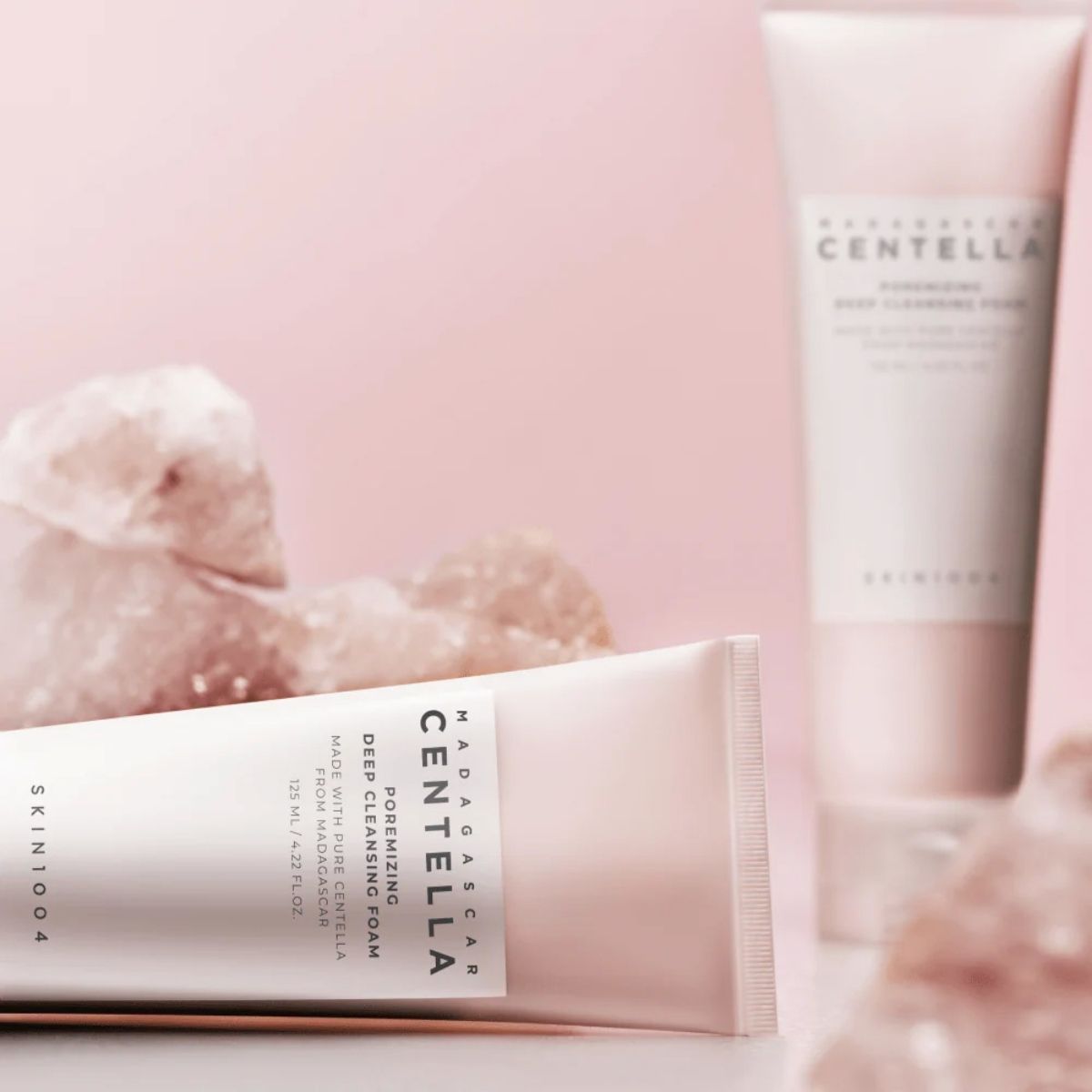SKIN1004 Madagascar Centella Poremizing Deep Cleansing Foam tussen roze mineralen