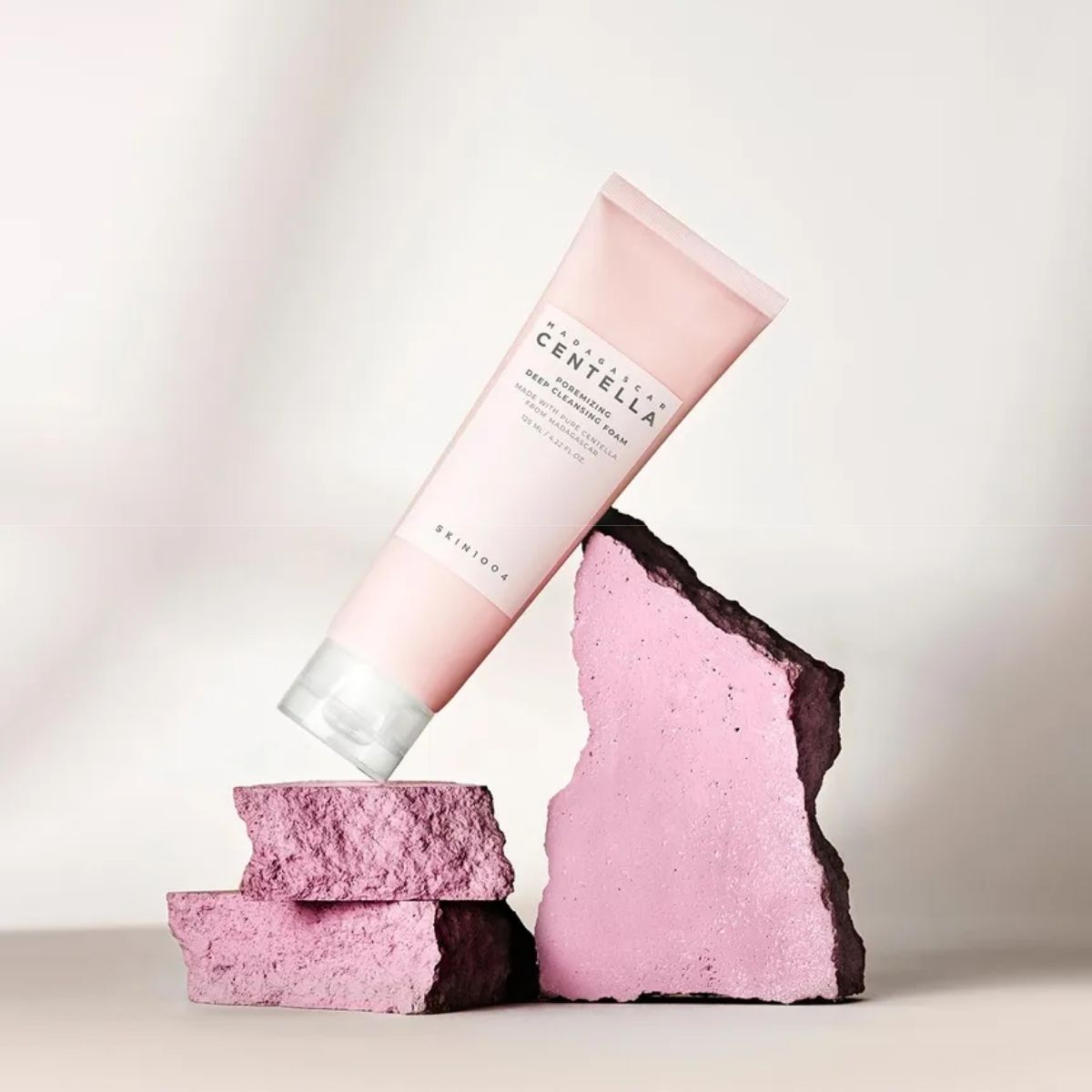 SKIN1004 Madagascar Centella Poremizing Deep Cleansing Foam op roze stenen