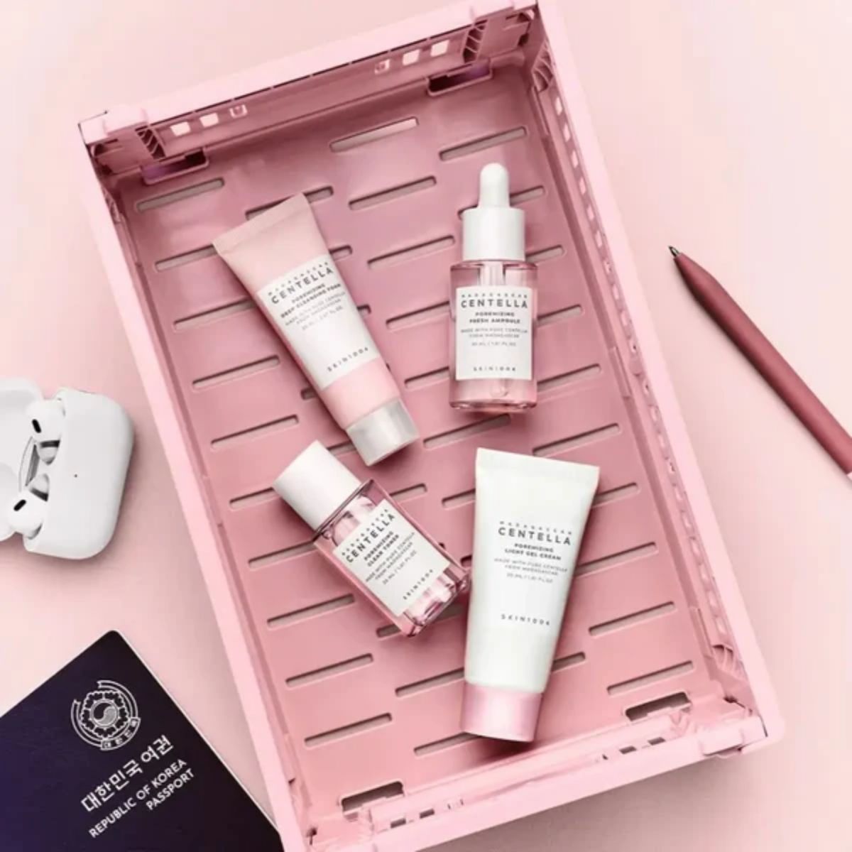 SKIN1004 Madagascar Centella Poremizing Travel Kit in een roze reiskoffer