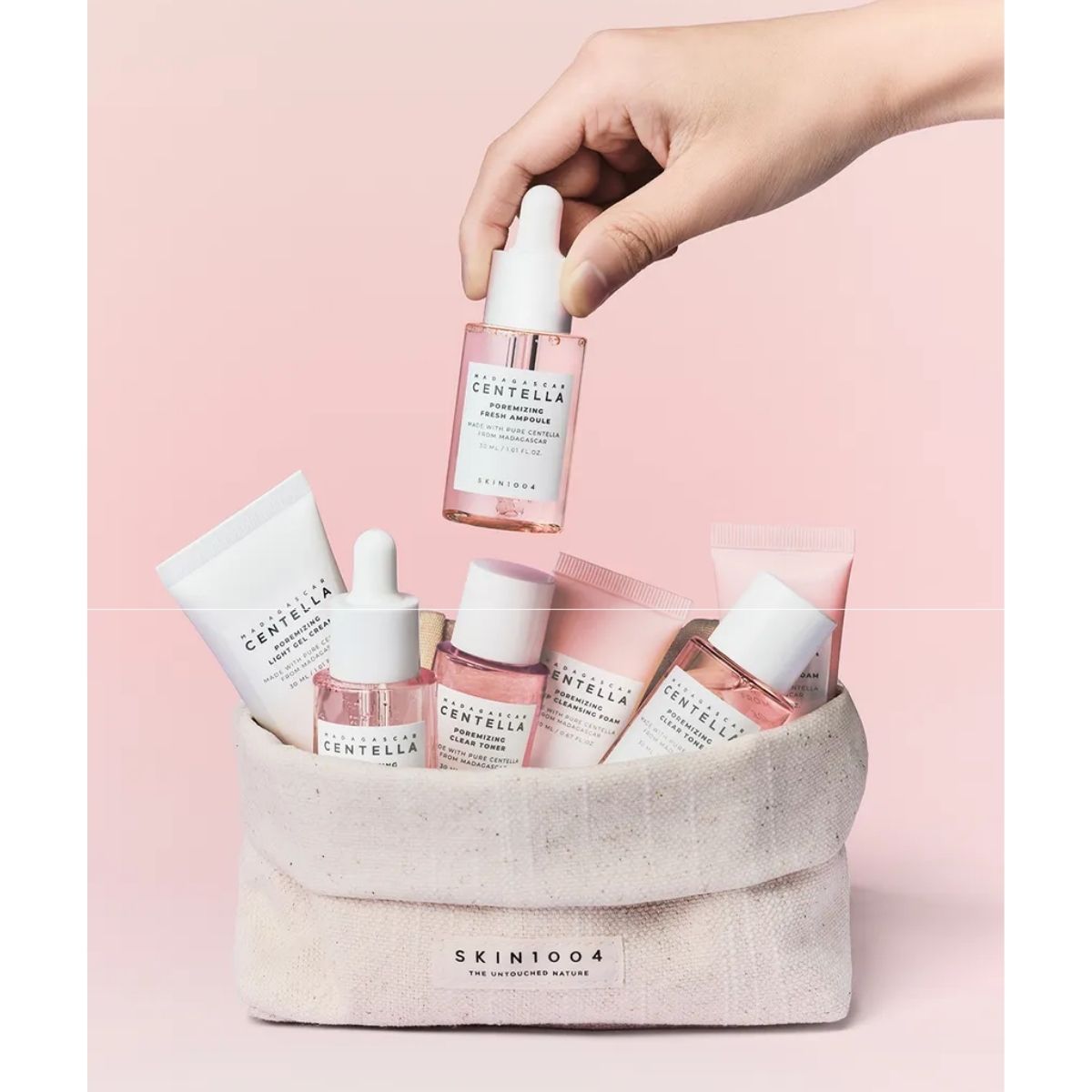 SKIN1004 Madagascar Centella Poremizing Travel Kit in een toilettas