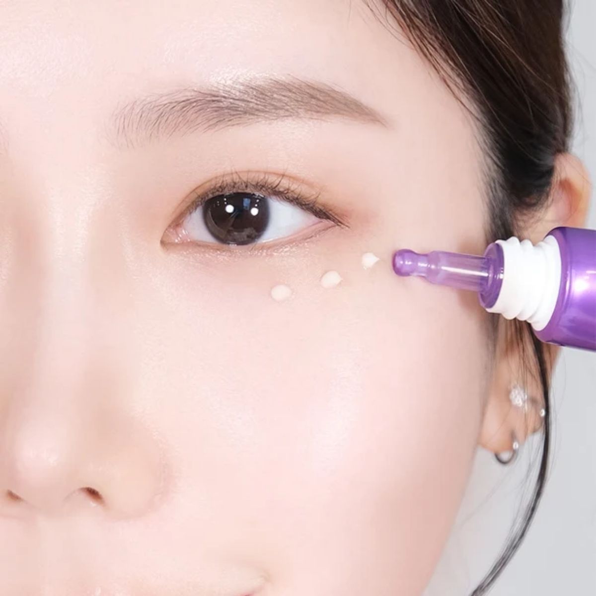 BIOHEAL BOH Probioderm 3D Lifting Eye & Wrinkle Cream aangebracht rond de ogen met de applicator.