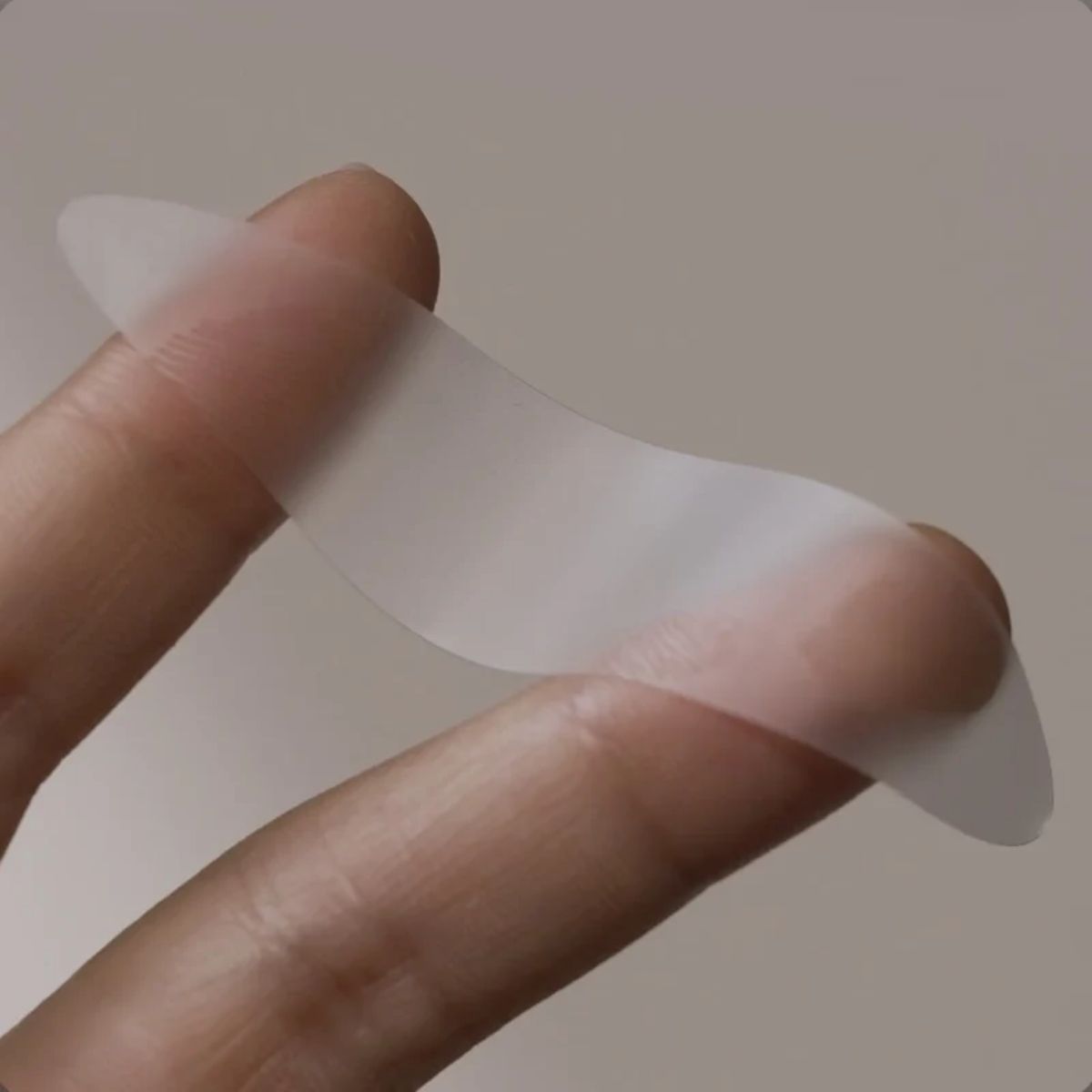 Close-up van de flexibele MARSHIQUE Wrinkle Repair Forehead Wrinkle Patch.