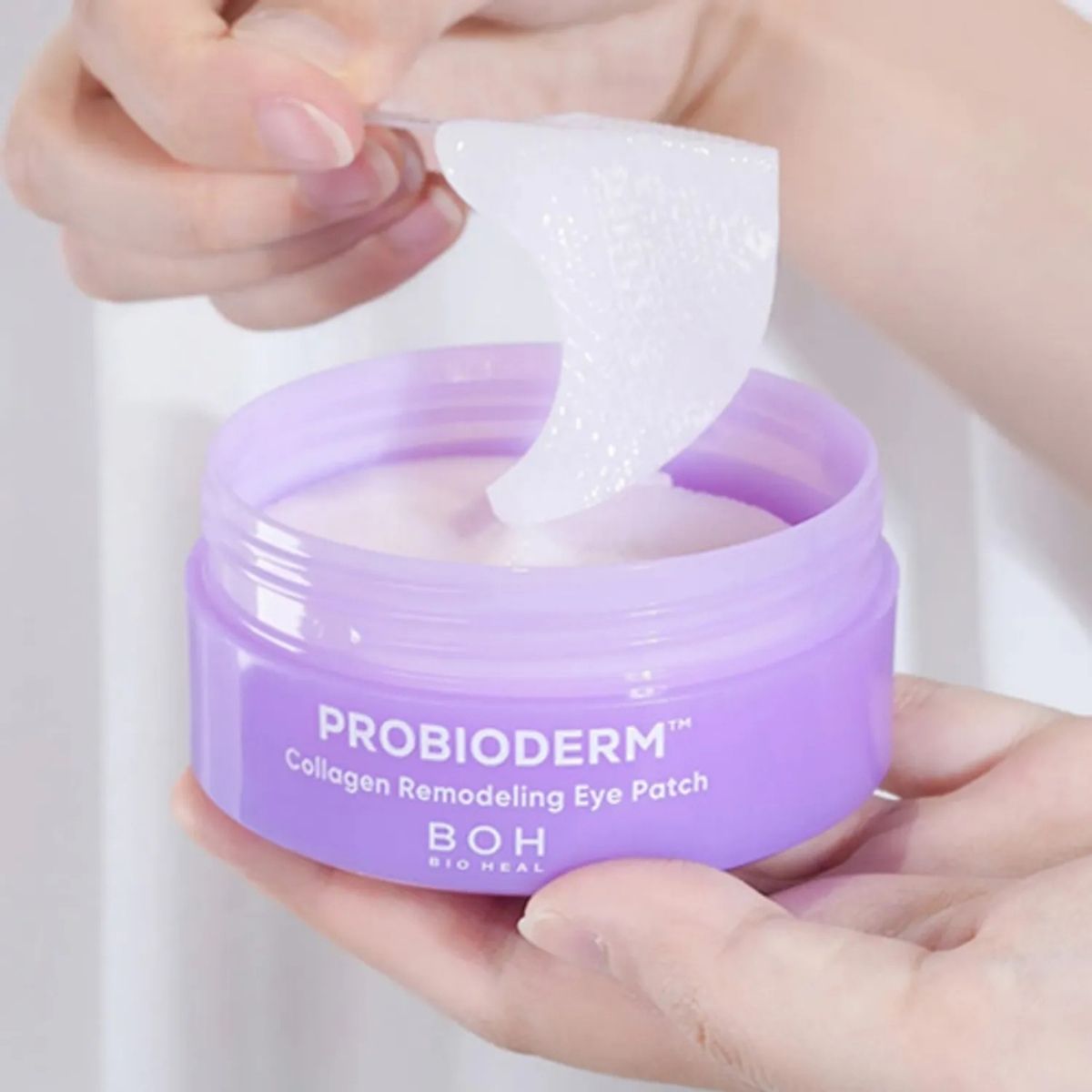 Close-up van een BIOHEAL BOH Probioderm Collagen Remodeling hydrogel oogpatch die uit het potje wordt gehaald.
