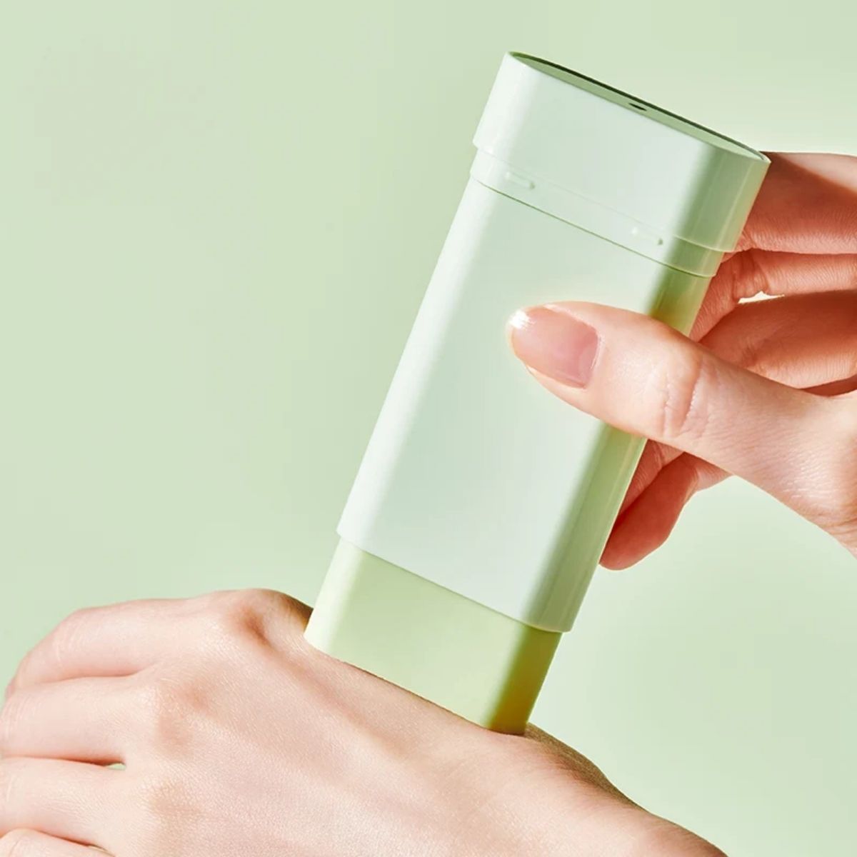 TOCOBO Cica Cooling Sun Stick wordt aangebracht op de hand.