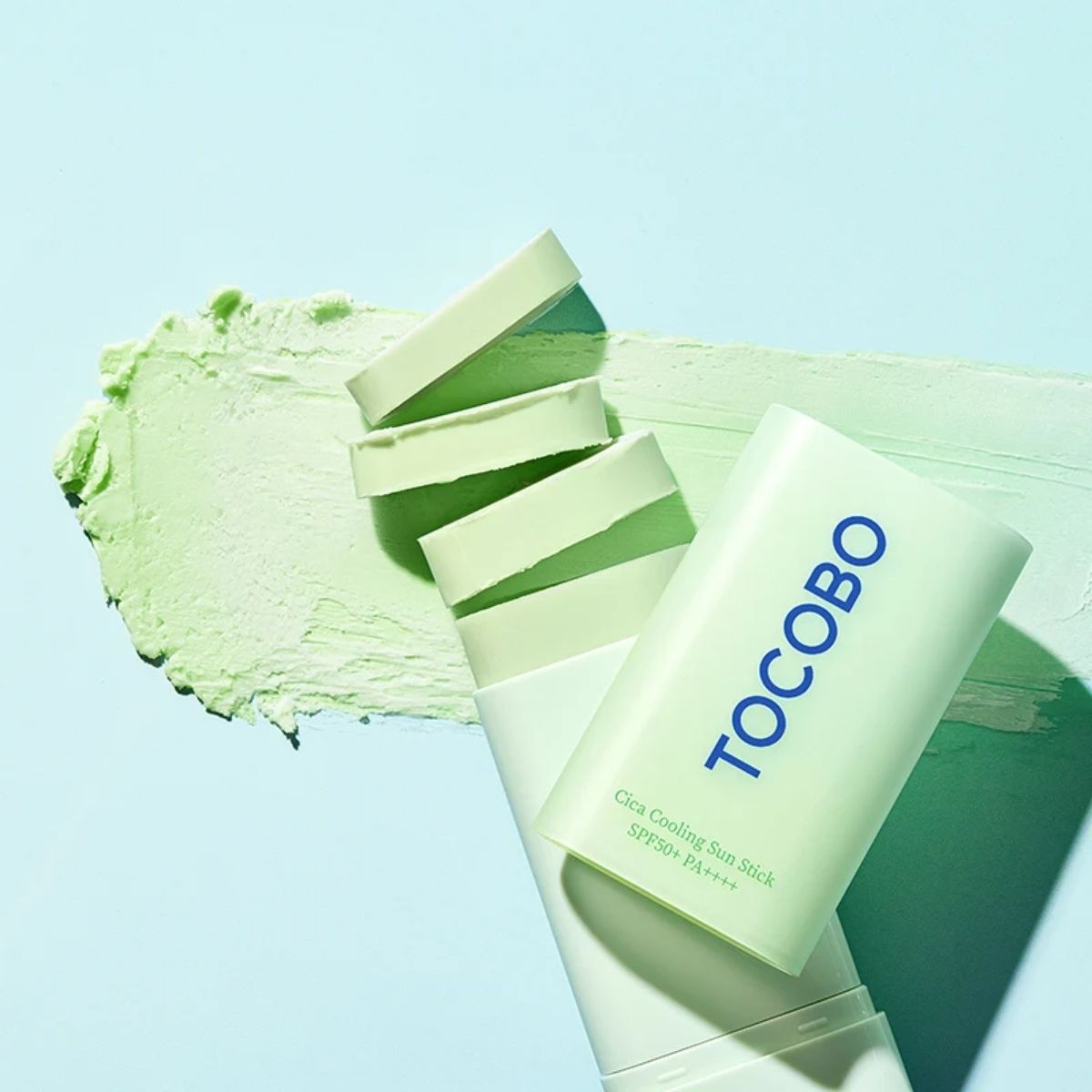 TOCOBO Cica Cooling Sun Stick met lichtgroene zonnebrandtextuur.