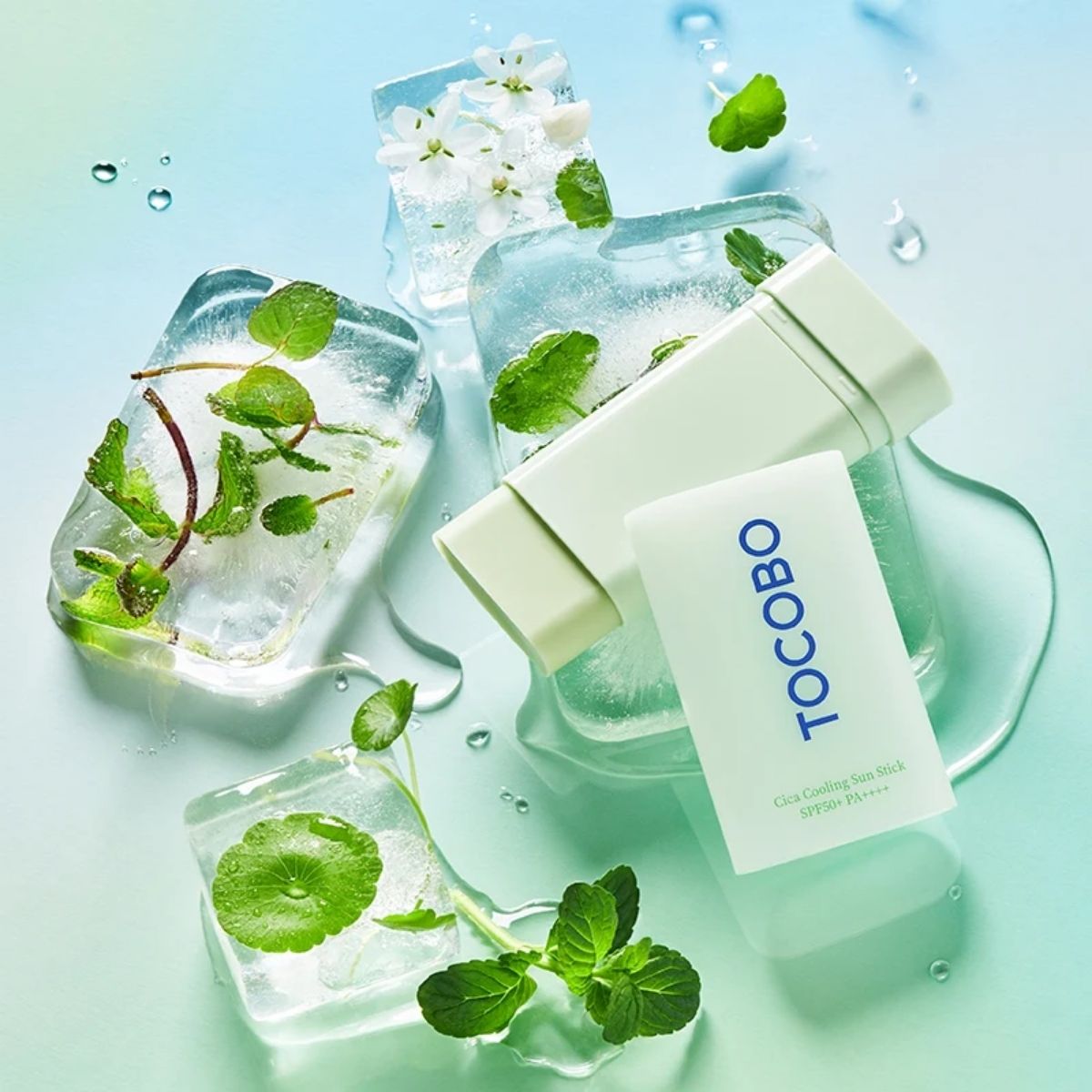 TOCOBO Cica Cooling Sun Stick met ijsblokjes en groene bladeren.